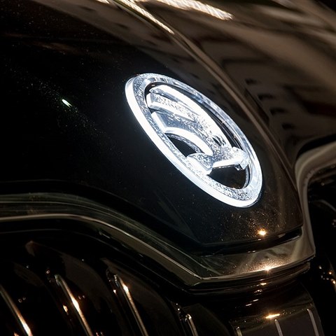 Loga automobilky jsou vyrobena z ru�n� brou�en�ho k�i���lu.