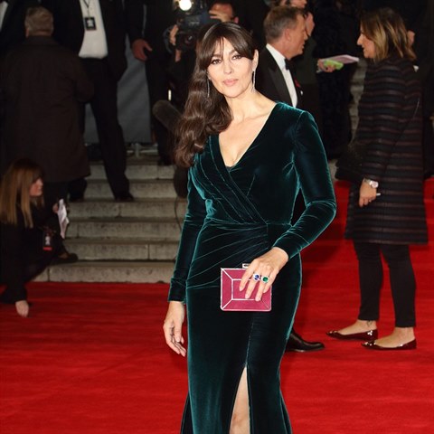 Monica Bellucci v tmav� zelen� r�b�.