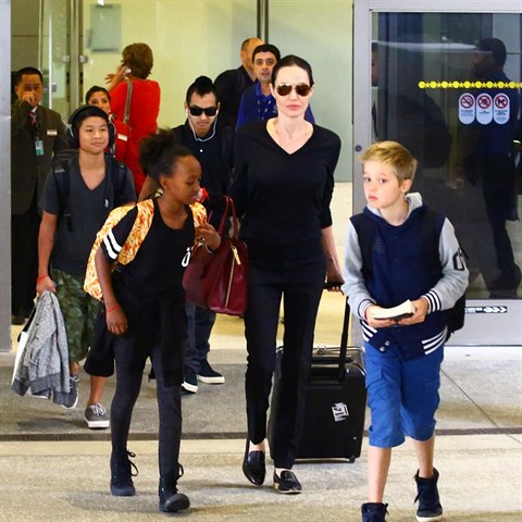 Rodina Jolie-Pitt na letiti v Los Angeles.