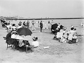 Plá na Coney Island kolem roku 1910. eny v horkém dni sedí a relaxují.