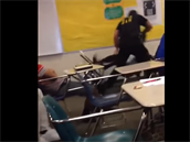 �kolní ochranka vyvedla studentku ze t�ídy.