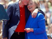 Hillary Clinton s manelem Billem. On u prezidentem USA byl, ona si na to...