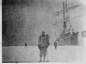 Jeden z prvních polárník na více ne 100 let staré fotografii, její negativ...