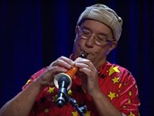 Australan Linsey Pollak hraje na hudební nástroje, které si sám vyrábí z ovoce...