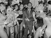 Hugh Hefner se svými zajíky v roce 1966.