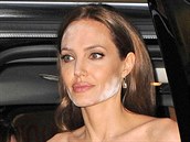 Ani Angelina nemá pokadé dokonalý make-up.