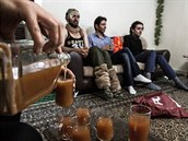 Alkohol je v Íránu ilegální. Mladí si ho vyrábí sami doma.