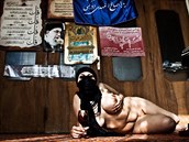 Mladá Íránka s ilegálním alkoholem a náboenskými texty na stn.