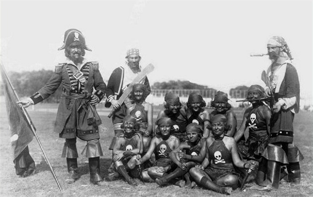 Pir�ti jak kdyby slezli z plachetnice a vydali se drancovat nov� objevenou...