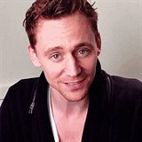 Kdo by jen odolal smvu Toma Hiddlestona v kombinaci s jeho modrma oima?