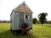 Mladý britský pár nechtl utrácet statisíce za drahé bydlení a rozhodl se...