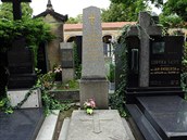 Takto vypadal hrob Stanislava Grosse jet se starým náhrobním kamenem.