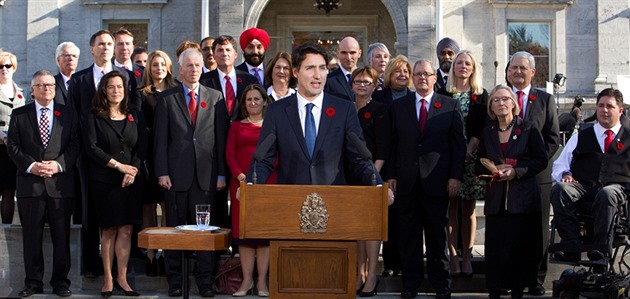 Kanadská vláda premiéra Trudeaua má v sob rovnomrný poet mu a en a jsou v...