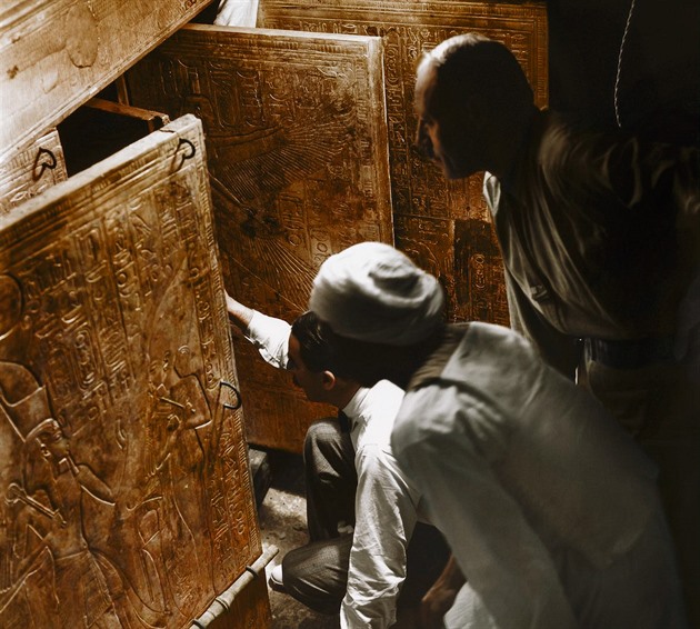 Archeolog Howard Carter poprvé vstupuje do Tutanchamonovy hrobky. Na dotaz, zda...