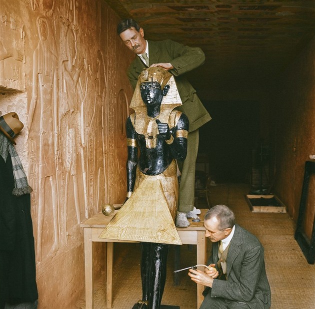 Archeologov Arthur Mace a Alfred Lucas zkoumaj jednu z ady soch, kter...