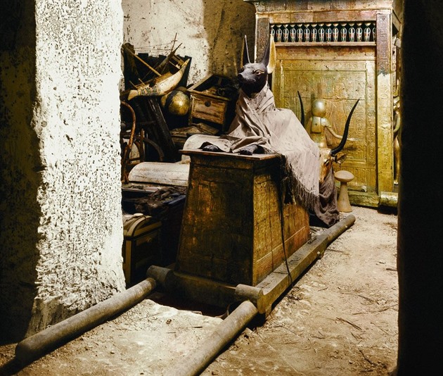 Nezbytnou součástí hrobky byla i socha boha mrtvých Anubise s typickou psí...