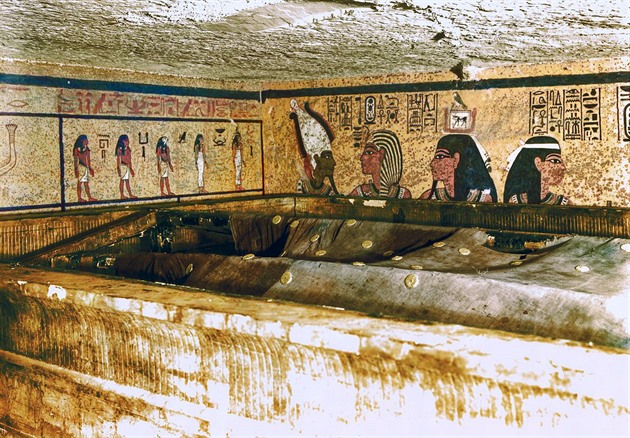Tutanchamonova pohřební komora byla bohatě zdobena zlatem a sarkofág byl zakryt...