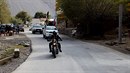 Daniel Landa se v Afghánistánu prohání na černé motorce s kohoutí hlavou na...