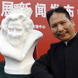 Do Guinessovy knihy rekord se Chen Dapeng se svou bustou krlovny Albty II....