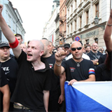 Tom Ortel (vlevo) na protiromsk extremistick demonstraci