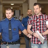 Petr Kramný k soudu dorazil opět ve své kostkované košili.