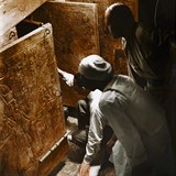 Archeolog Howard Carter poprv vstupuje do Tutanchamonovy hrobky. Na dotaz, zda nco vid odpovdl: Nco naprosto asnho.