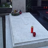 Tajemný věnec na náhrobku Stanislava Grosse.