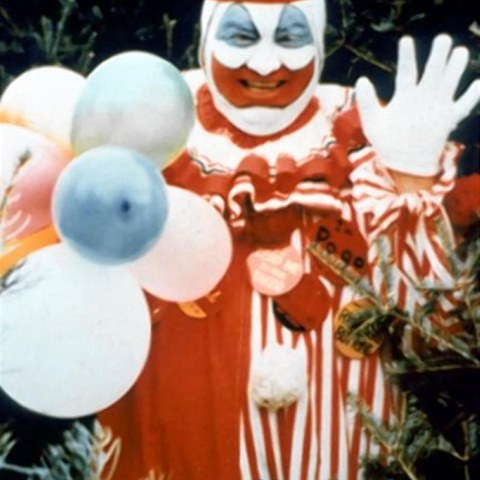Usmvav klaun na fotce je John Wayne Gacy, jeden z nejnebezpenjch...