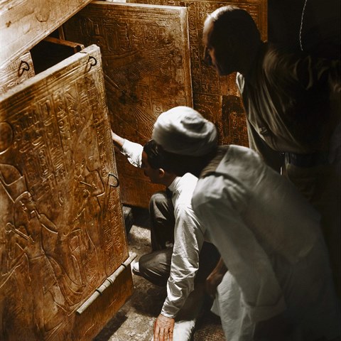 Archeolog Howard Carter poprv vstupuje do Tutanchamonovy hrobky. Na dotaz, zda...