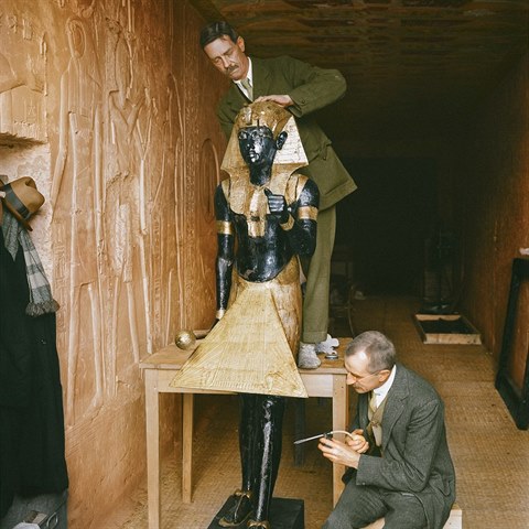 Archeologov Arthur Mace a Alfred Lucas zkoumaj jednu z ady soch, kter...
