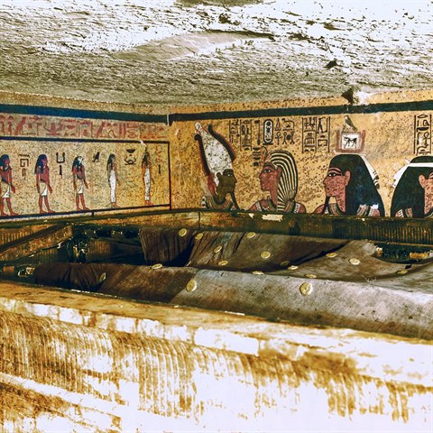 Tutanchamonova pohebn komora byla bohat zdobena zlatem a sarkofg byl zakryt...
