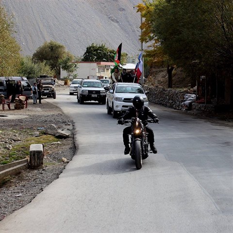 Daniel Landa se v Afghnistnu prohn na ern motorce s kohout hlavou na...