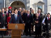 Kanadská vláda premiéra Trudeaua má v sob rovnomrný poet mu a en a jsou v...