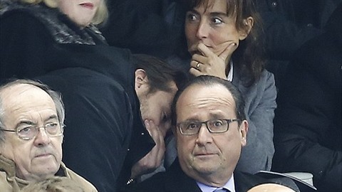 Prezident Hollande v moment, kdy se dozvdl o teroristických útocích v Paíi.