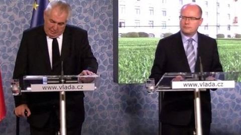 Prezident Zeman a premiér Sobotka na tiskové konferenci.