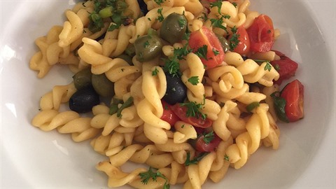 Bezvajené tstoviny s olivami a rajaty. Uznávám, bylo to trochu suché...