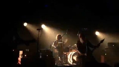 První výstely v klubu Bataclan.