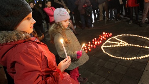 Dti na piet za mrtvé v Paíi.