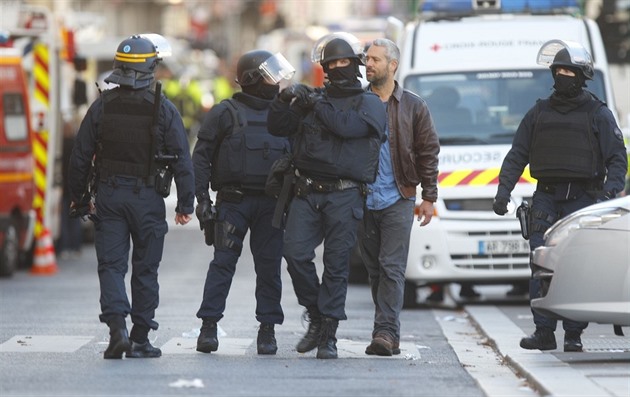 Tohle je obrázek dneního Bruselu. Policie na kadém rohu, radikální islamisté...