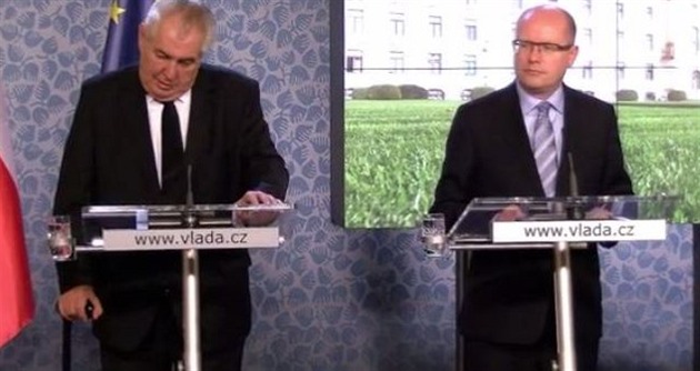 Prezident Zeman a premiér Sobotka na tiskové konferenci.