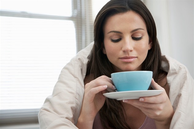 Pití čaje má blahodárné účinky na naše zdraví.