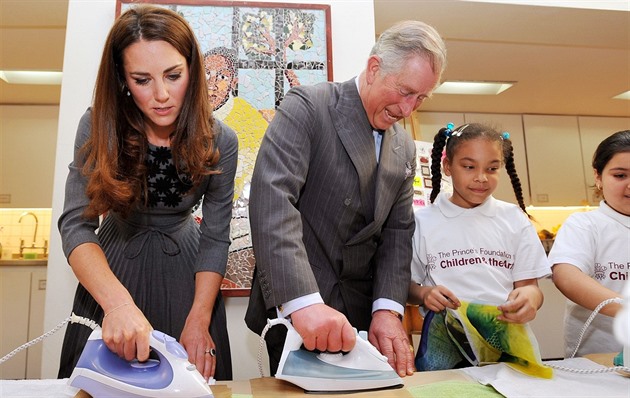 Žehlící schopnosti prince Charlese prověřila Kate a děti v Dulwich Picture...
