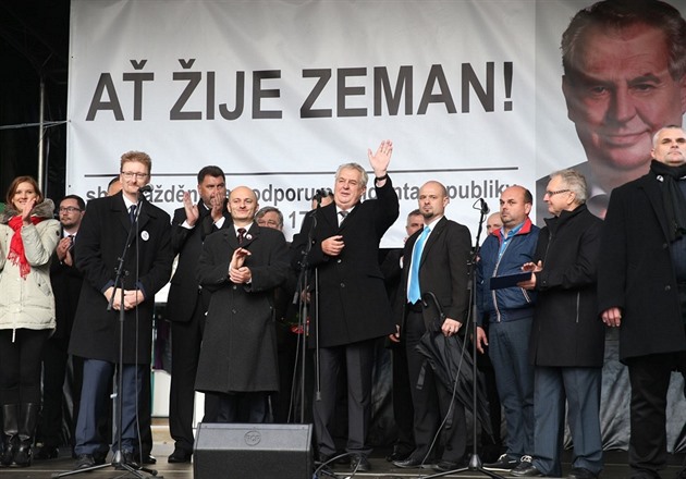 Milo Zeman na jednom pódiu s Martinem Konvikou a Markem ernochem.