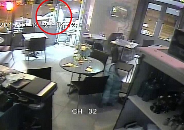 Teroristický útok v kavárn.