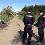Dv z obt nali policist na odlehl poln cest v Uhnvsi.
