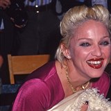 Krlovna popu jako platinov blondna z roku 1994.