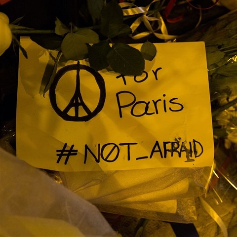 Hesla Pray for Paris a Not Afraid na pietnm mst jednoho z atentt.