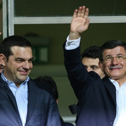 Zpas i s ostudou fanouk sledoval eck premir Alexis Tsipras (vlevo) a...