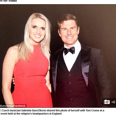 Gbinina fotka s Cruisem se objevila i na serveru Daily Mail.