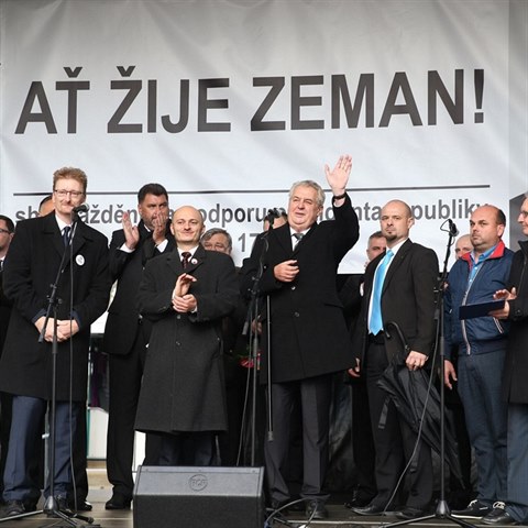 Milo Zeman na jednom pdiu s Martinem Konvikou a Markem ernochem.